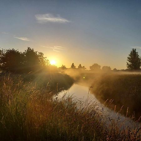 Rustig Gelegen Chalet Kapeki Met Tuin Aan Het Water ゲール エクステリア 写真